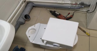 Установка напольного унитаза в Анапе: монтаж под ключ от СантехДомНпа от 5188 рублей.